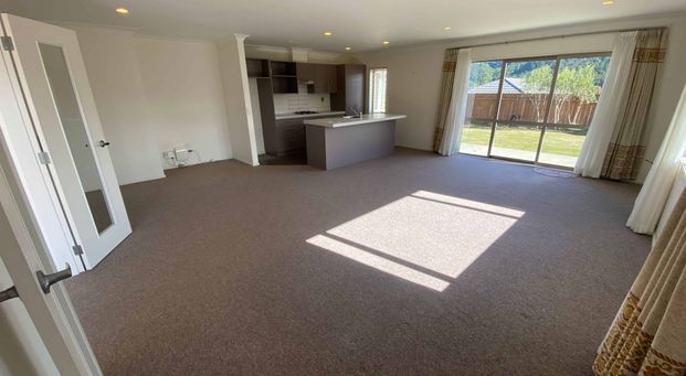 3 Bedrooms Stokes Valley - Photo 1