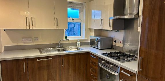 1 bedroom in a flat share to rent - Photo 2