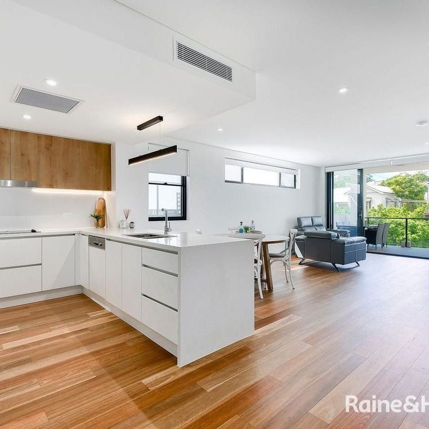 Modern, Executive Apartment in the Heart of Indooroopilly - Photo 1