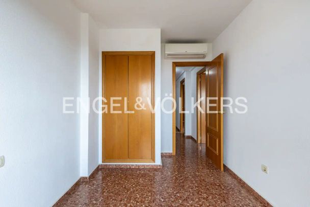 Valencia - Photo 1