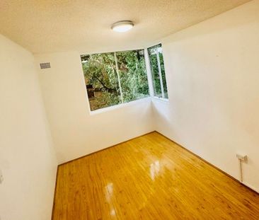 Quiet 1-Bedroom Apartment with Parking in Small Block – Ideal Long-... - Photo 2