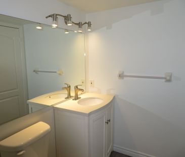 For Lease - 33 Elm Drive Unit# 406, Mississauga, Ontario - Photo 3