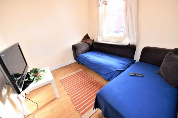 2 bedroom House in Harold Grove, Leeds - Photo 1