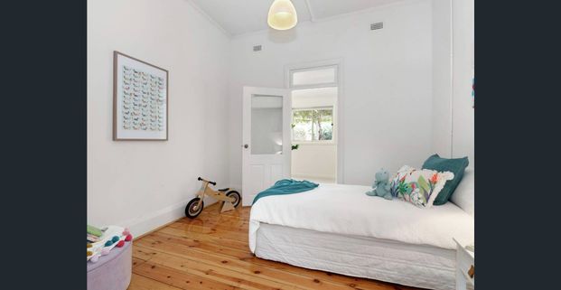 Beautifully Maintained Cottage Inside & Out - Close to the Parade Precinct & the CBD ! - Photo 1