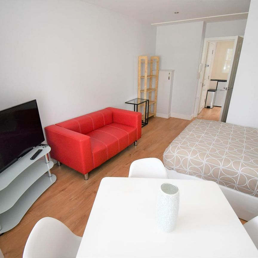 Flat 4, Woodside, Bournemouth, BH1 - Photo 1