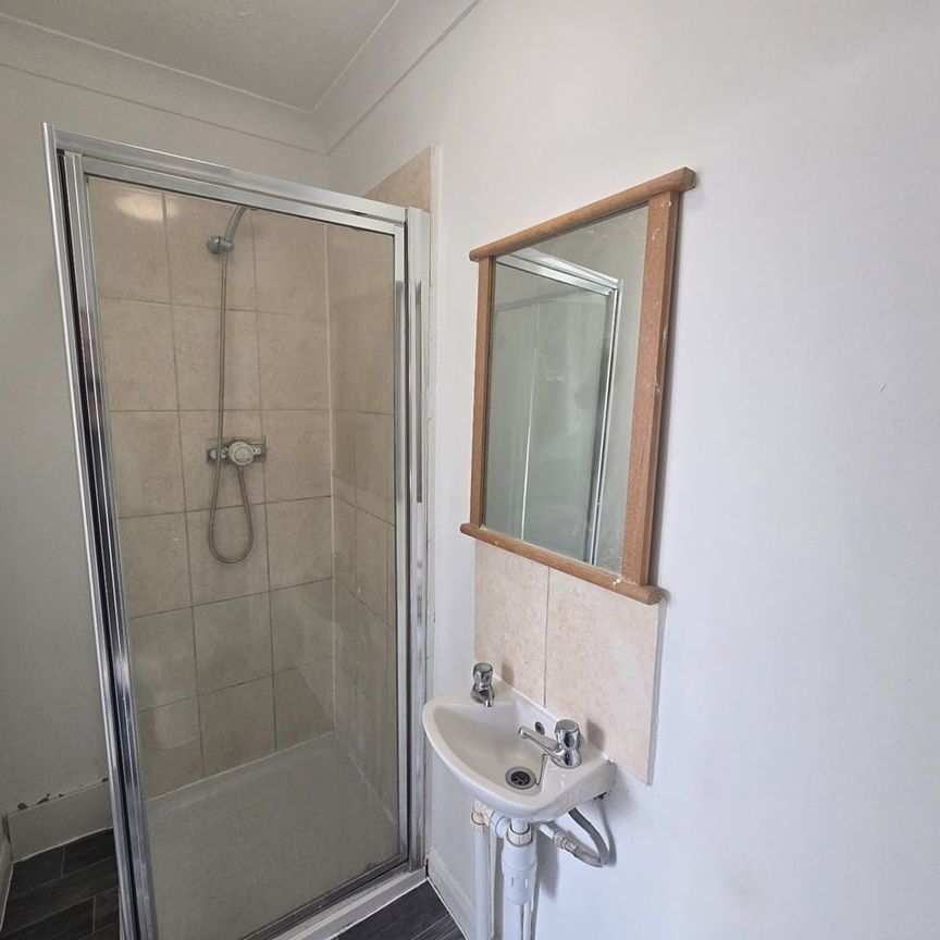 Studio Flat, Kidderminster Road, CR0 - Photo 1