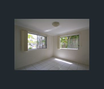 GROUND FLOOR GARDEN APARTMENT - Photo 3