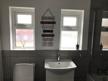Oldham - Photo 3
