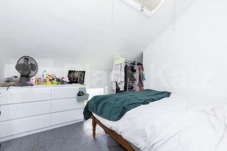 large split level 2 bedroom property with terrace in the heart of Crouch End - Photo 3