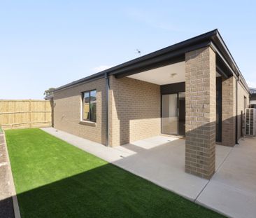 Modern Family Living in Everley Estate - Photo 2