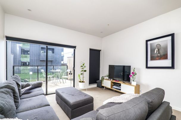 Location Perfect – A Property to Match - Photo 1