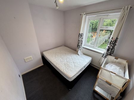 Menin Road, Tipton - Photo 4