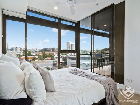 Inner City Apartment with View - Photo 4