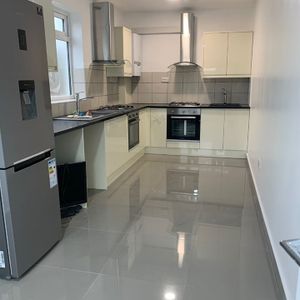 Room in a Shared House, Tamworthlane, CR4 - Photo 2