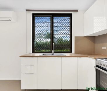 6B Tamarix Street, Chapel Hill QLD 4069 - Photo 2