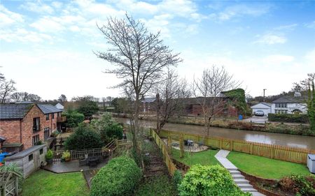 This mews home offers spacious accommodation over three floors backing on to the Bridgewater Canal, forming part of a popular courtyard development. - Photo 2