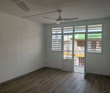 Location Appartement 4 pièces 75m² PETIT BOURG 97170 - Photo 2