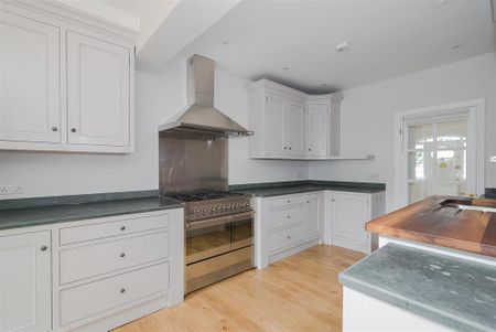 4 bedroom semi-detached house to rent - Photo 5
