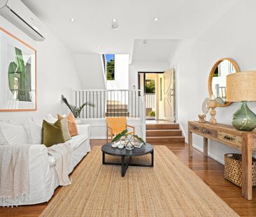 Bright & Stylish Townhouse in a Boutique Complex - Photo 2