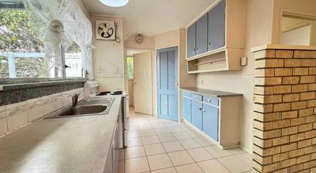 Three Bedroom Home In A Convenient Location - Photo 3