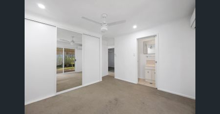 HOME WITH POOL, SHED & OUTDOOR AREA, 2 MINUTES WALK TO BEACH - Photo 5