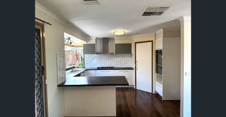 Spacious 3-Bedroom Family Home in Prime Narre Warren Location!! - Photo 3