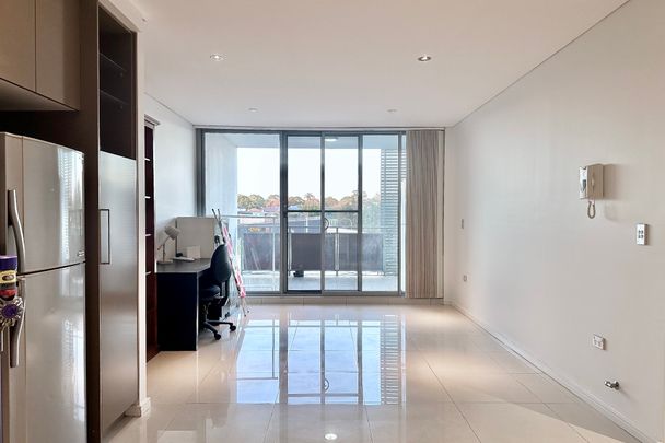 Prime Location, Furnished Modern One-Bedroom Apartment - Photo 1