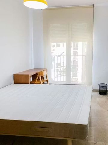 Carrer de les Illes Canàries, Valencia, Valencian Community 46023 - Photo 4