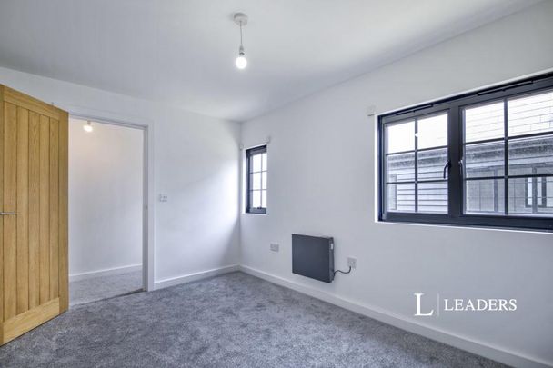 3 bedroom townhouse to rent Victoria Avenue, Southend-on-Sea, Essex, SS2 - Photo 1