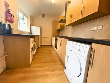 1 bedroom in a house share to rent - Photo 3