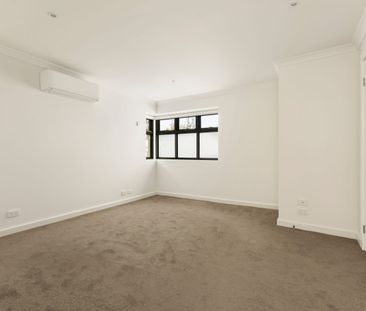 Classic Townhouse in a Peaceful South Yarra Cul-De-Sac - Photo 1