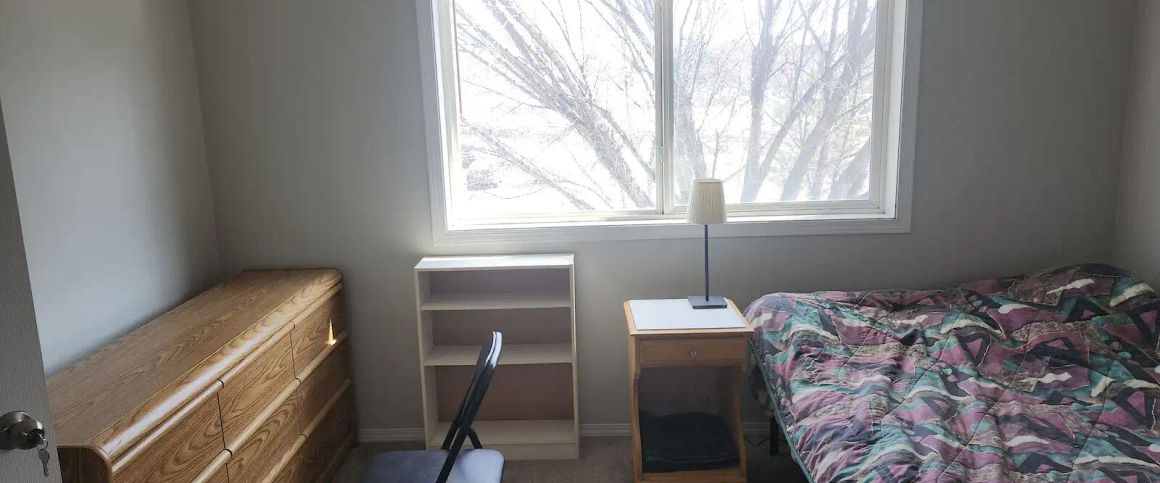 Large Room in Beautiful Central Townhouse, all utilities included — 3 Bedrooms Room For Rent - Photo 1