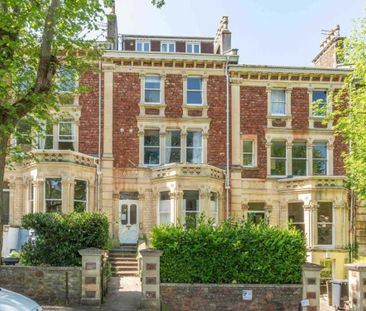 A well-proportioned and light 2 bedroom top floor flat tucked away ... - Photo 2