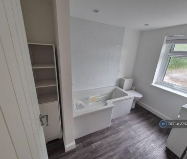 2 bedroom semi-detached house to rent - Photo 5