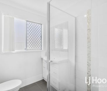 Modern 2 Bedroom Duplex with Air Con in Main Bedroom & Living Area! - Photo 3