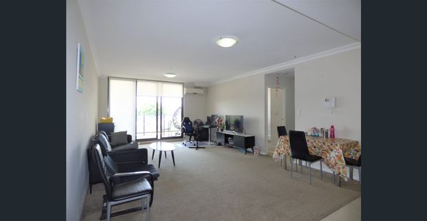 Convenient & Modern One Bedroom Apartment - Photo 1