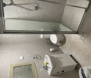 Hurry! This Won't Last Long! - Photo 3