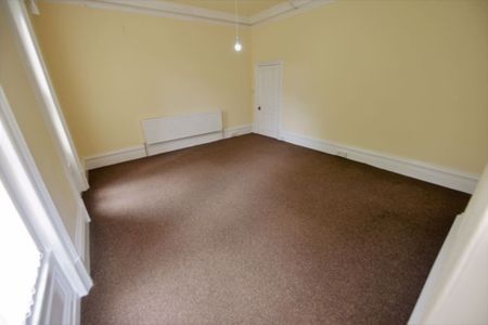3 bedroom Flat in Otley Road, Leeds - Photo 3