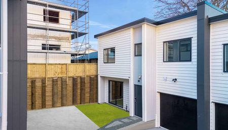 Near New 3 Bedroom + 2.5 Bathrooms + Garage - Photo 4