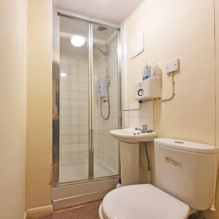 1 bedroom in a house share to rent - Photo 1