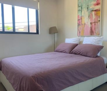 Contemporary Family Elegance - Photo 2