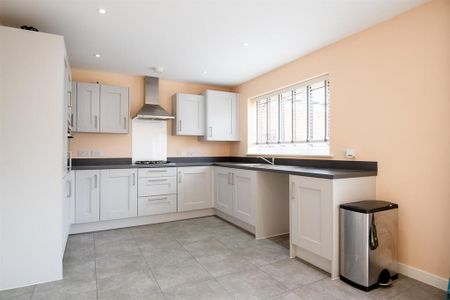 4 bedroom detached house to rent - Photo 3