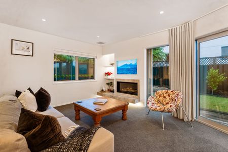 Elegant 3-Bedroom, 2-Bathroom Home in Coveted Castor Bay - Photo 3