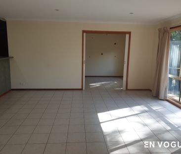 2 Southern Close, Chisholm ACT 2905 - House For Rent | Domain - Photo 4