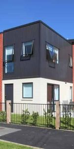 Upstairs Studio Room in Glenview - RENT REBATED FOR 4 WEEKS - Photo 3