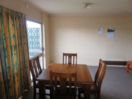 Located in the heart of Hamilton East, this two bedroom one bathroom unit is in close proximity to the University of Waikato, Hamilton Boys High School and local cafes. - Photo 2