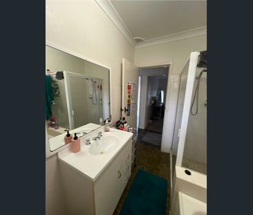 Tidy Two Bedroom Unit - Photo 6