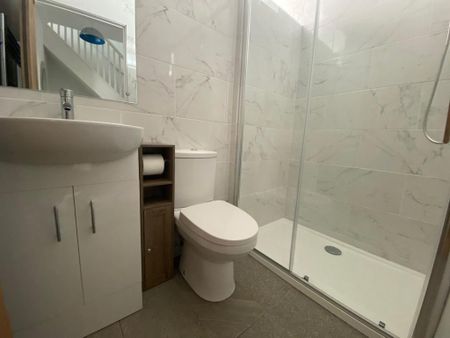 3 bedroom flat to rent - Photo 2