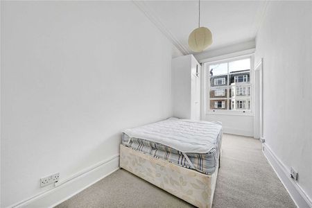 SHARER FRIENDLY - A split-level three bedroom, two bathroom apartment within this period conversion. - Photo 3