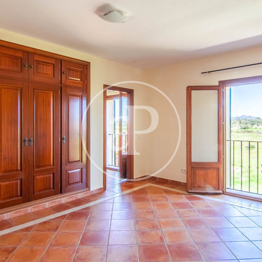 Rustic finca for rent with five bedrooms in Santanyí - Photo 1